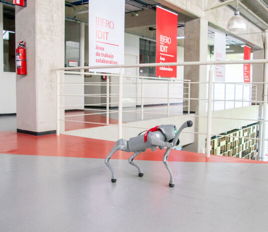 Un nuevo integrante de la IBERO Puebla: perro robot llega al campus.