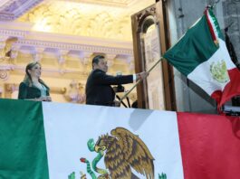 Alejandro Armenta honra heroínas y madres buscadoras en el Grito de Independencia.