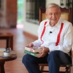Reaparece Andrés Manuel López Obrador para presentar dos de sus libros y hablar de la vida publica.