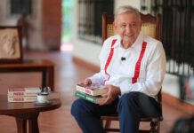 Reaparece Andrés Manuel López Obrador para presentar dos de sus libros y hablar de la vida publica.