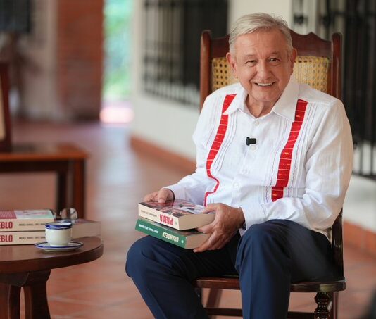 Reaparece Andrés Manuel López Obrador para presentar dos de sus libros y hablar de la vida publica.