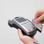 Comisiones bancarias de hasta 5.39% frenan la digitalización de los negocios familiares en México: CONCANACO