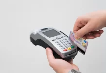Comisiones bancarias de hasta 5.39% frenan la digitalización de los negocios familiares en México: CONCANACO