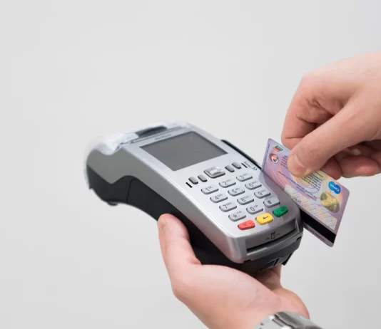 Comisiones bancarias de hasta 5.39% frenan la digitalización de los negocios familiares en México: CONCANACO