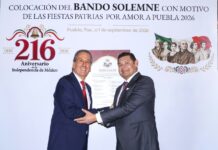 Colocan Alejandro Armenta y Pepe Chedraui Bando Solemne de las Fiestas Patrias 2026 en Palacio Municipal