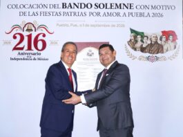 Colocan Alejandro Armenta y Pepe Chedraui Bando Solemne de las Fiestas Patrias 2026 en Palacio Municipal