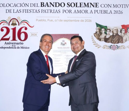 Colocan Alejandro Armenta y Pepe Chedraui Bando Solemne de las Fiestas Patrias 2026 en Palacio Municipal