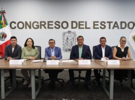 Renuncian presidenta municipal, sindico y regidores del municipio de Acatlán.