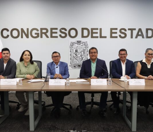 Renuncian presidenta municipal, sindico y regidores del municipio de Acatlán.