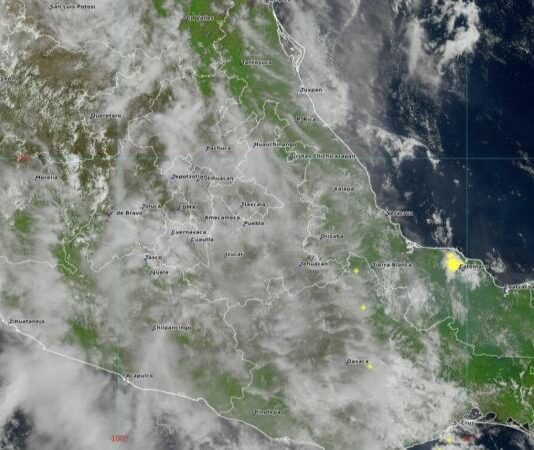 El huracán Simón se localiza a 95 km al oeste de Manzanillo, Colima