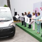 Ceci Arellano entrega cuatro unidades del Sistema de Transporte Adaptado para Personas con Discapacidad.