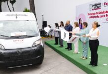 Ceci Arellano entrega cuatro unidades del Sistema de Transporte Adaptado para Personas con Discapacidad.