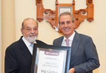 Entrega Pepe Chedraui reconocimiento de Visitante Distinguido a Carlos Slim