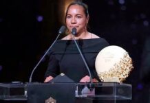 ¡Histórica!. Charlyn Corral gana el balón de oro. Es la mejor delantera del año.